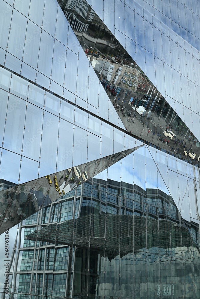 Obraz premium Vertical shot of skyscraper building with glass in Berlin, Germany