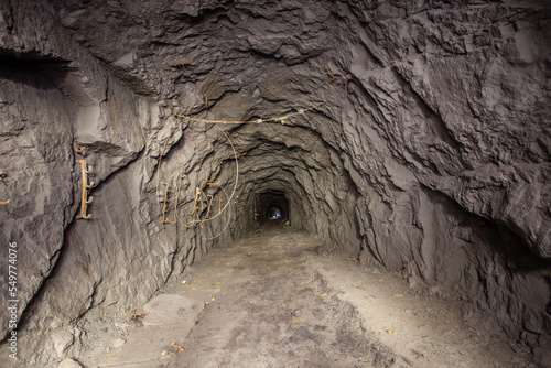 Fotografia Underground abandoned gold iron ore mine shaft tunnel gallery passage