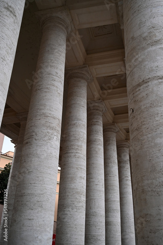 Fotobehang Colonnes de la colonnade de la Place Saint-Pierre de Rome