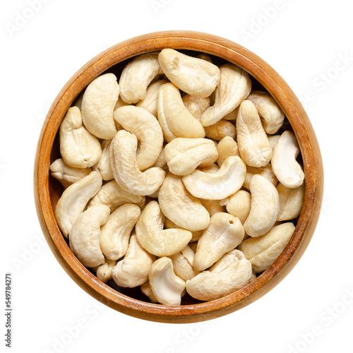 Fotografie Cashew nuts, raw cashews in a wooden bowl