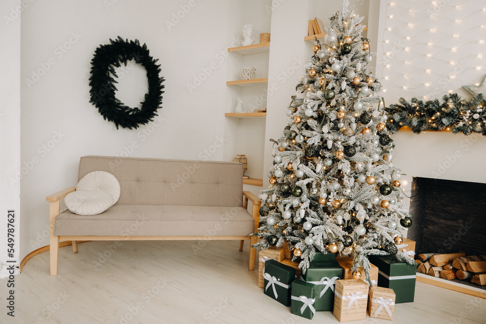 Obraz premium Christmas tree in the home Christmas interior.Decorated Christmas photo zone