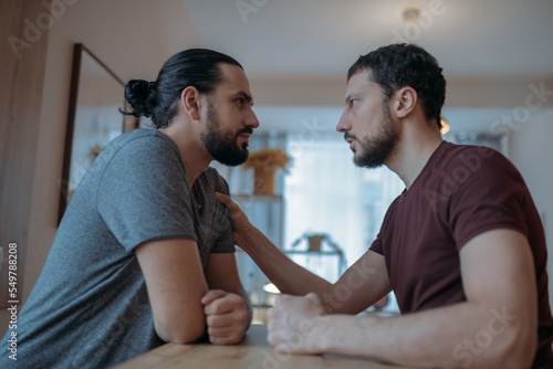 Foto Portrait of two adult brothers. Brotherly love.