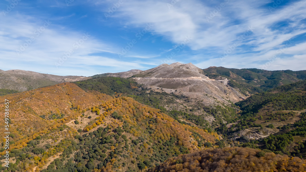 Panorámica del frondoso bosque del cobre en el valle del Genal, España