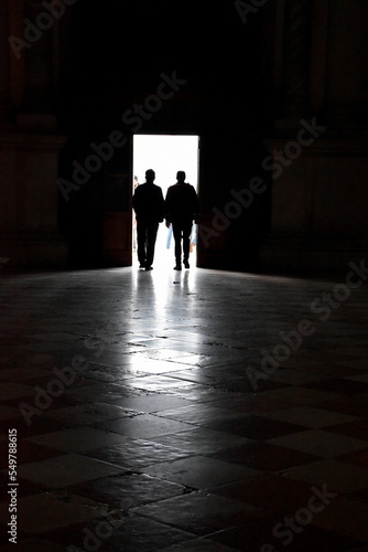 Männer laufen aus einer Kirche © christiane65