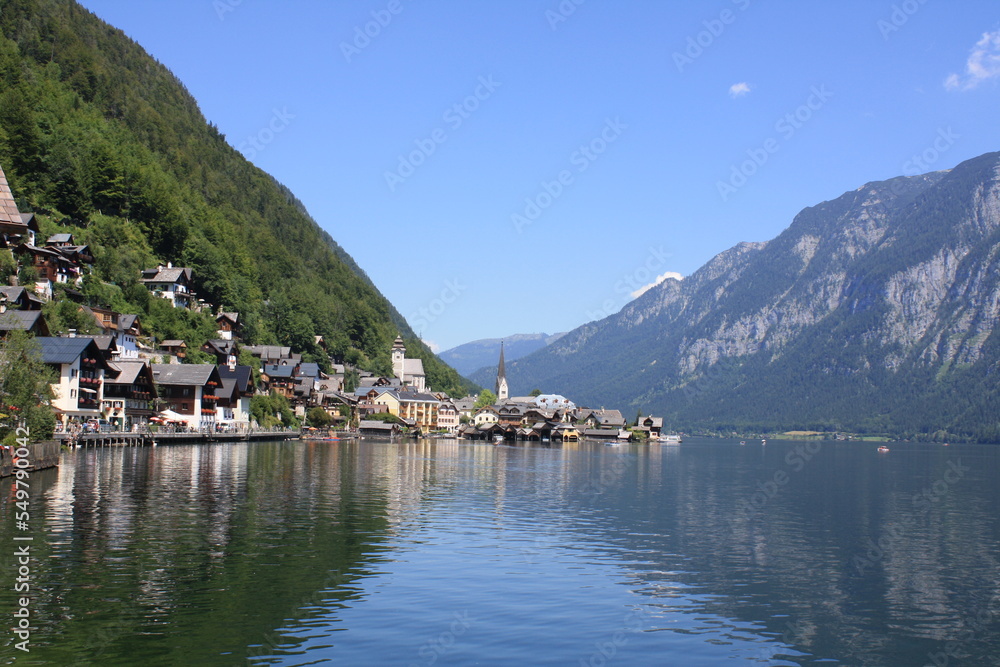 Hallstatt, precioso pueblo austriaco a orillas de un lago.
