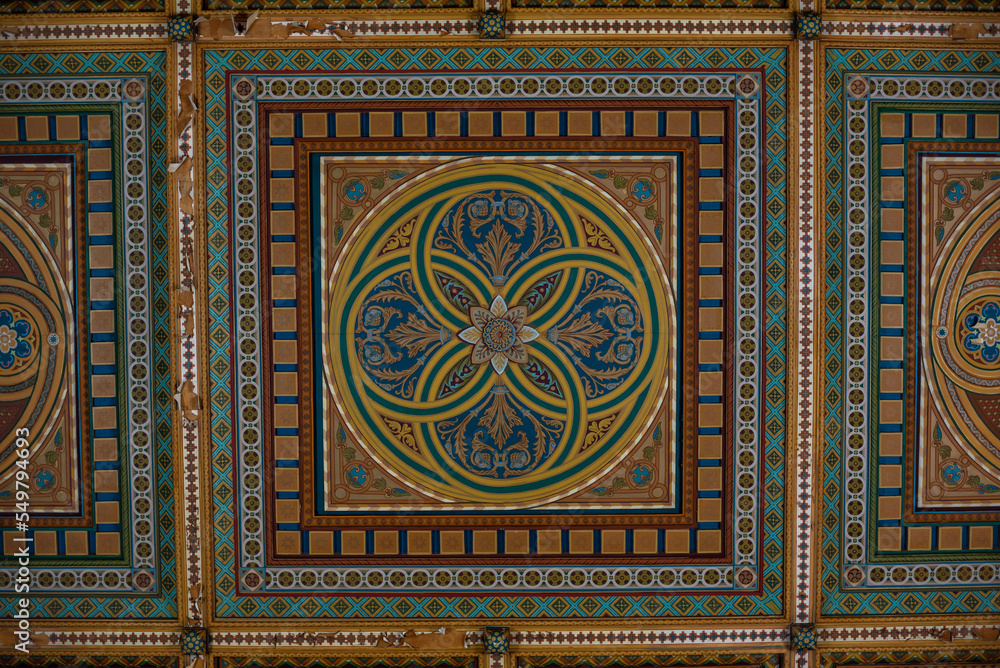 part of the decor and the material from which it is made;
symmetrical decorative patterns on a wooden plinth
part of the decor and the material from which it is made;
symmetrical decorative patterns on a wooden plinth