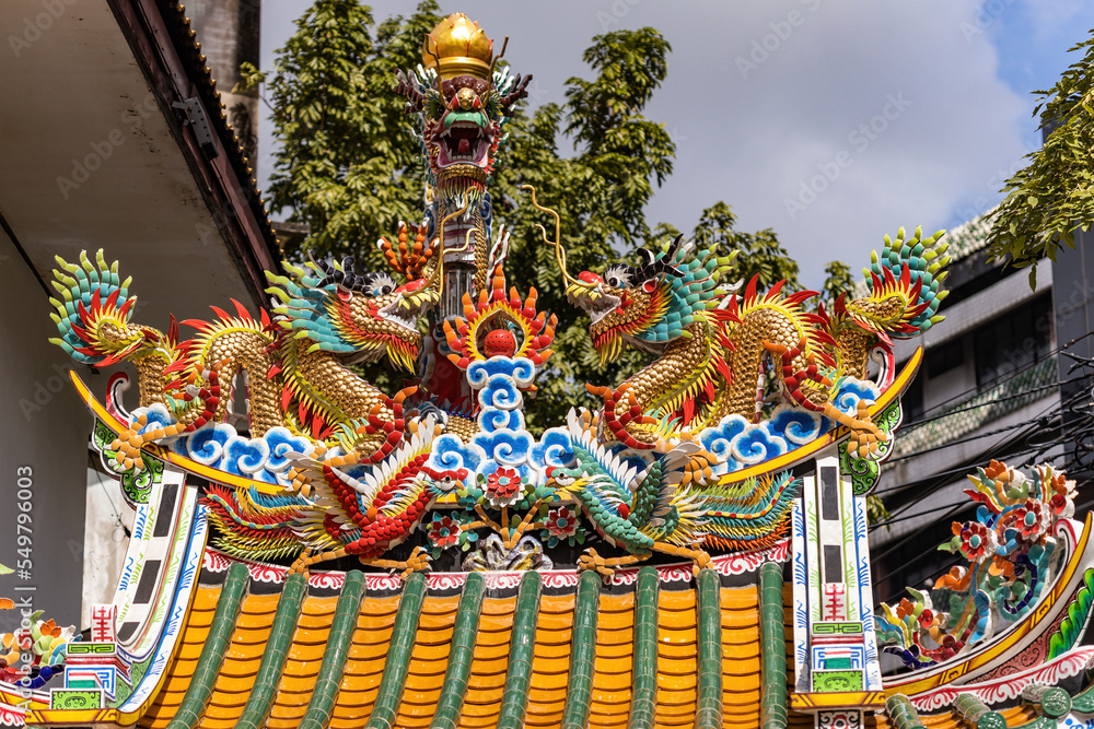 Obraz premium Dragon on Chinese temple roof in Chinatown