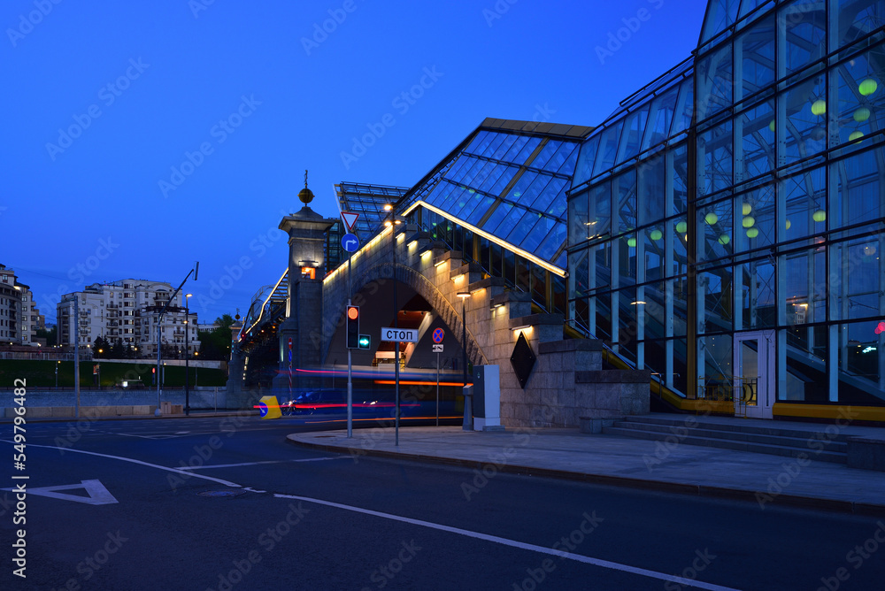 Naklejka premium Bogdan Khmelnitsky pedestrian bridge in Moscow at night.