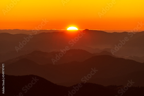 Fototapeta Naklejka Na Ścianę i Meble -  A beautiful sunset over the mountains.

