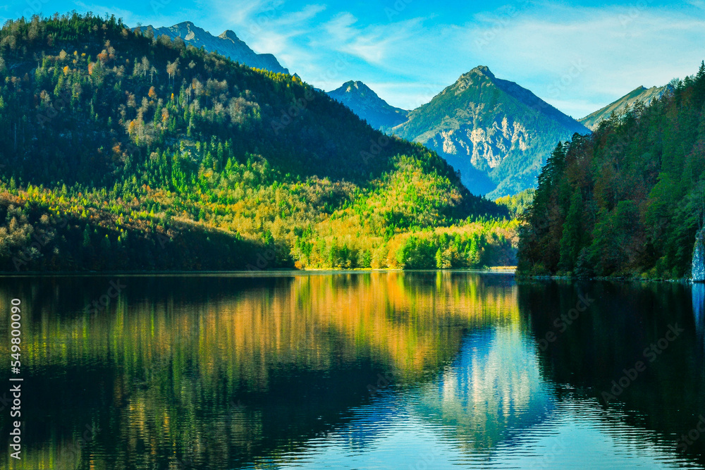lago que refleja el bosque montañoso con colores de otoño