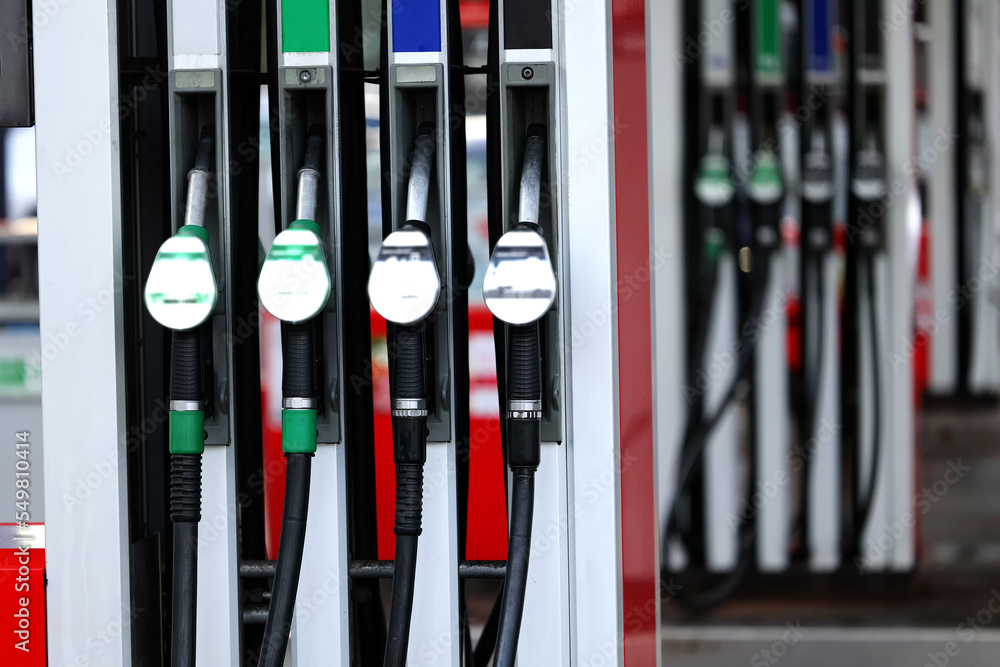 Dystrybutor paliwa na stacji benzynowej w europie z tablicą z dużymi cenami. - obrazy, fototapety, plakaty 
