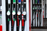 Dystrybutor paliwa na stacji benzynowej w europie z tablicą z dużymi cenami.