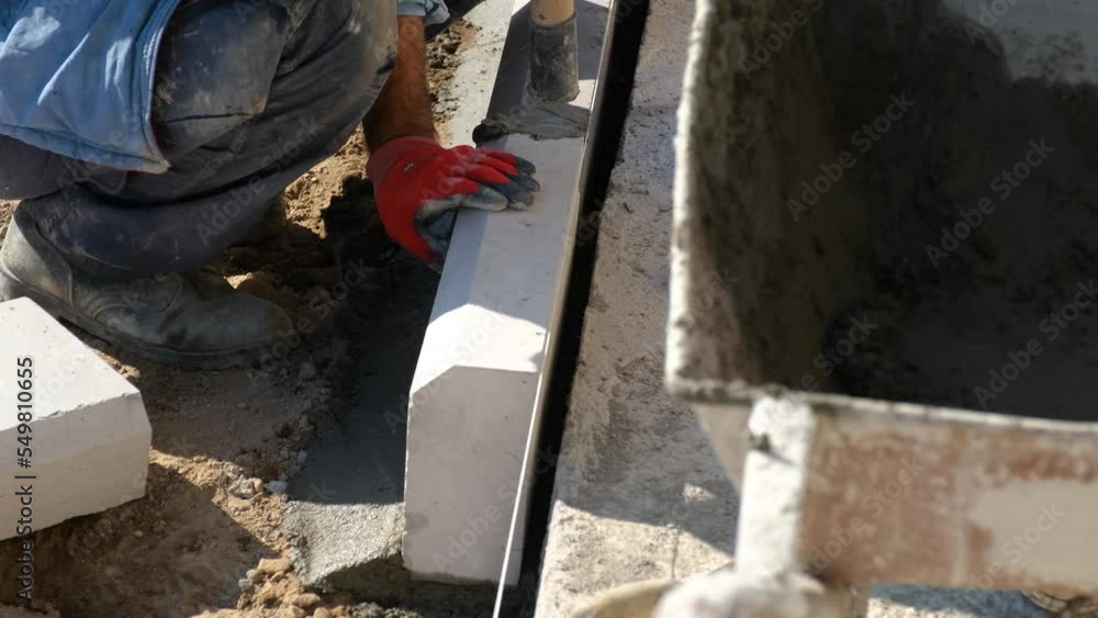 ConstrucStonemason Working in Construction ConstrucStonemason Working in Construction