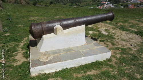 Canhões de guerra protegendo a entrada de um castelo antigo em Portugal
