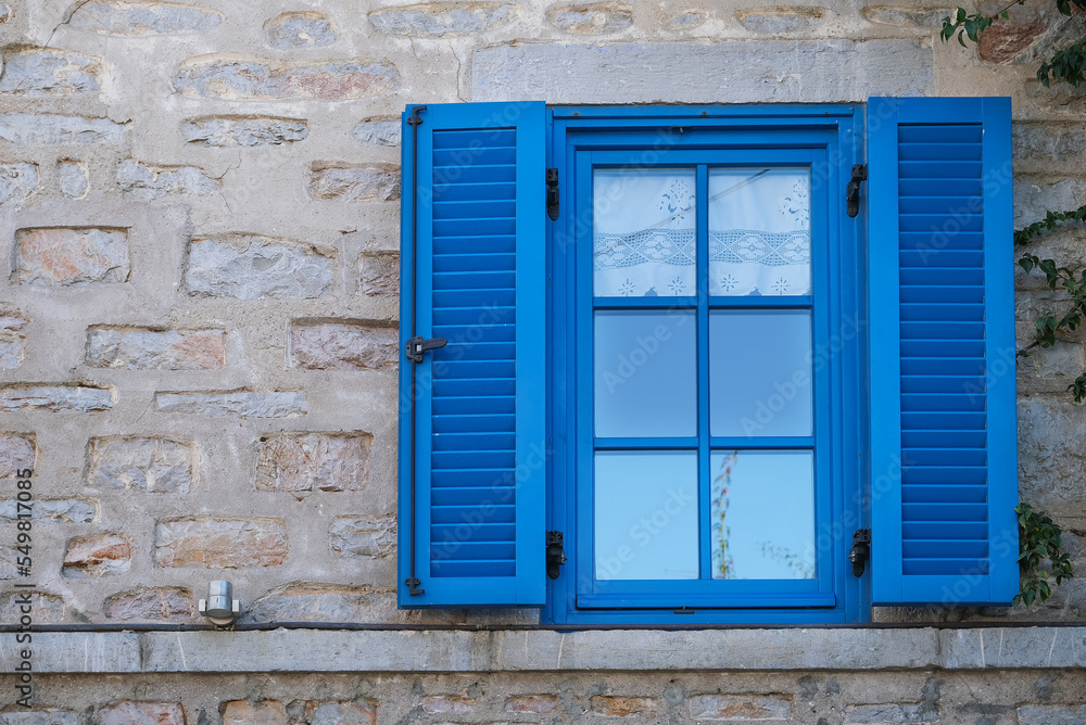 Obraz premium Old blue window with shutters