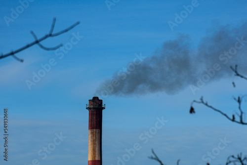 Dymiący komin elektrowni photo