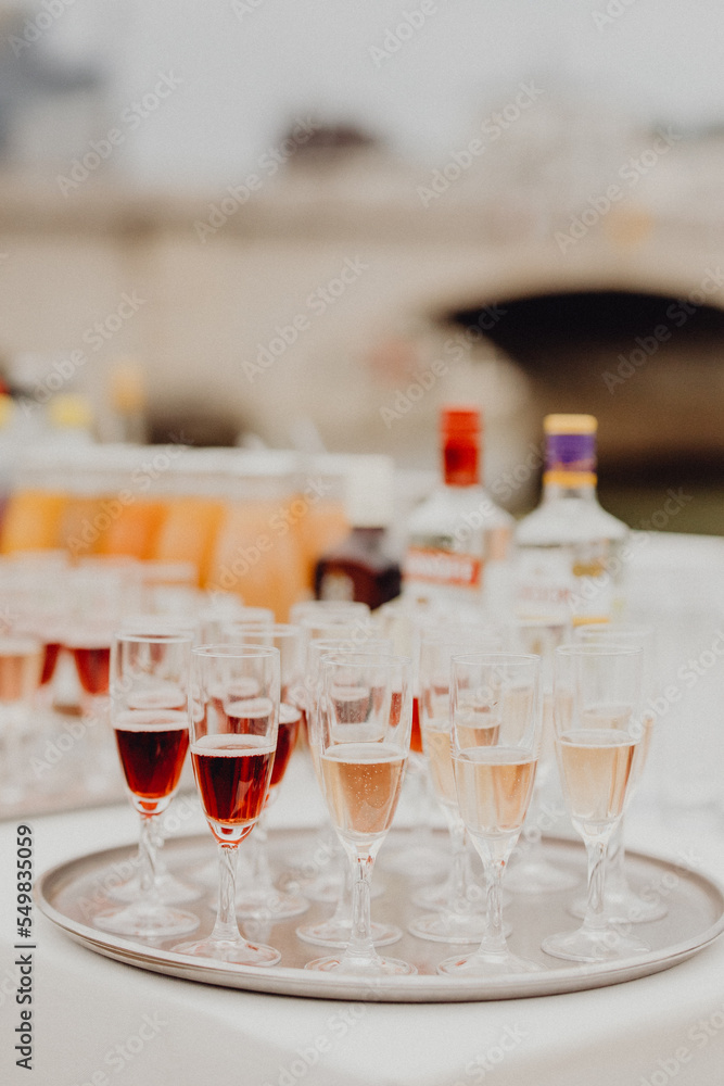 Plateau de flûtes de champagne et cocktails