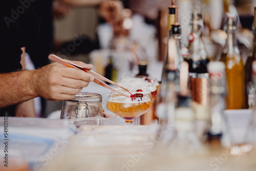 Barman travaillant avec précision ses cocktails photo