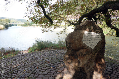 Gedicht auf dem Weserstein am Zusammenfluss von Werra und Fulda, die sich zur Weser vereinen, Niedersachsen, Deutschland, Hannoversch Münden
