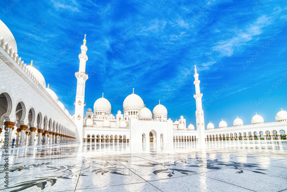 Obraz premium Sheikh Zayed Grand Mosque during a Sunny Day, Abu Dhabi