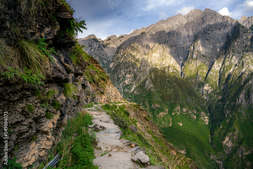 A dangerous hiking trail through the beautiful mountains in Yunnan Tiger Leaping Gorge, one of the deepest canyons in the world