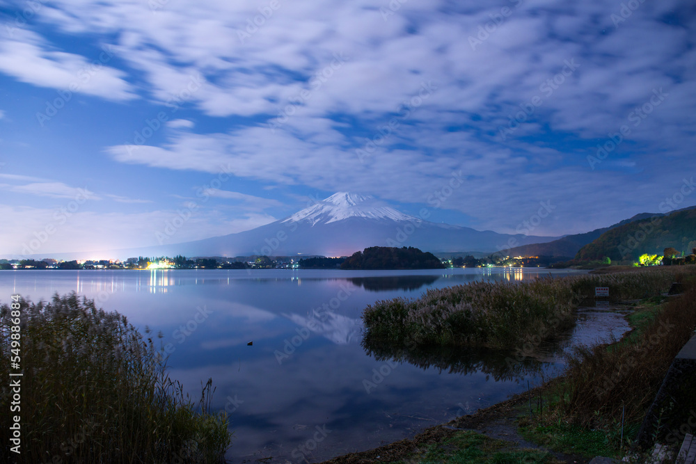 秋の河口湖と冠雪した富士山の夜景