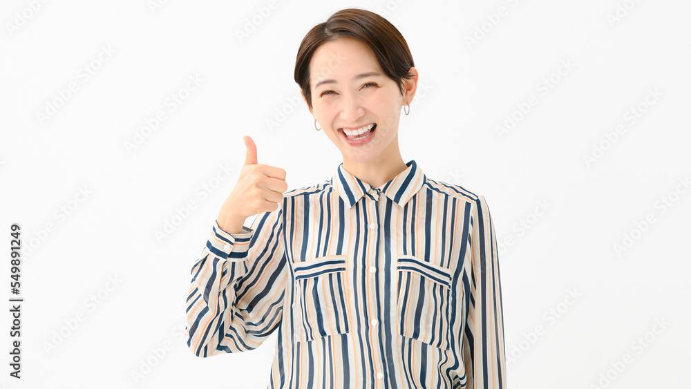 グッドサインをする女性　笑顔　白バック