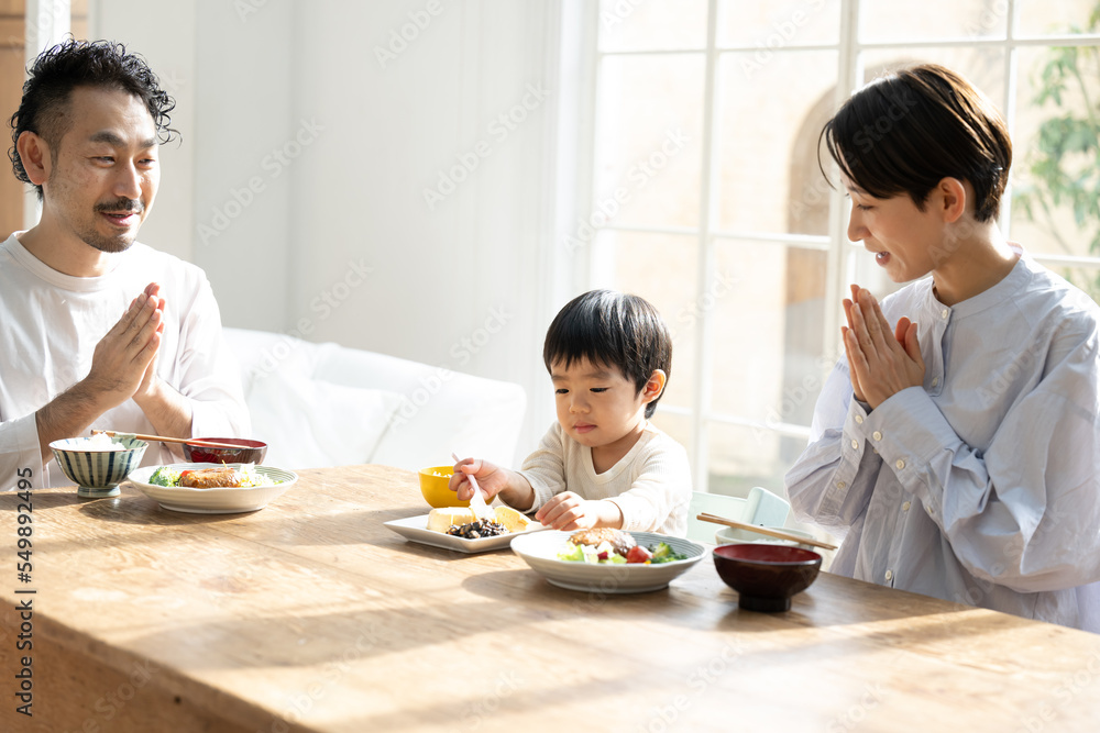 光が美しいご飯が大好きな子どものいる食卓、 いただきます！