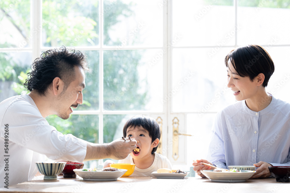 楽しい家族の食卓 パパがご飯を食べさせる 楽しい家族の食卓 パパがご飯を食べさせる