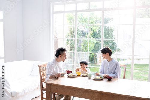 楽しい家族の食卓　左にコピースぺースあり photo