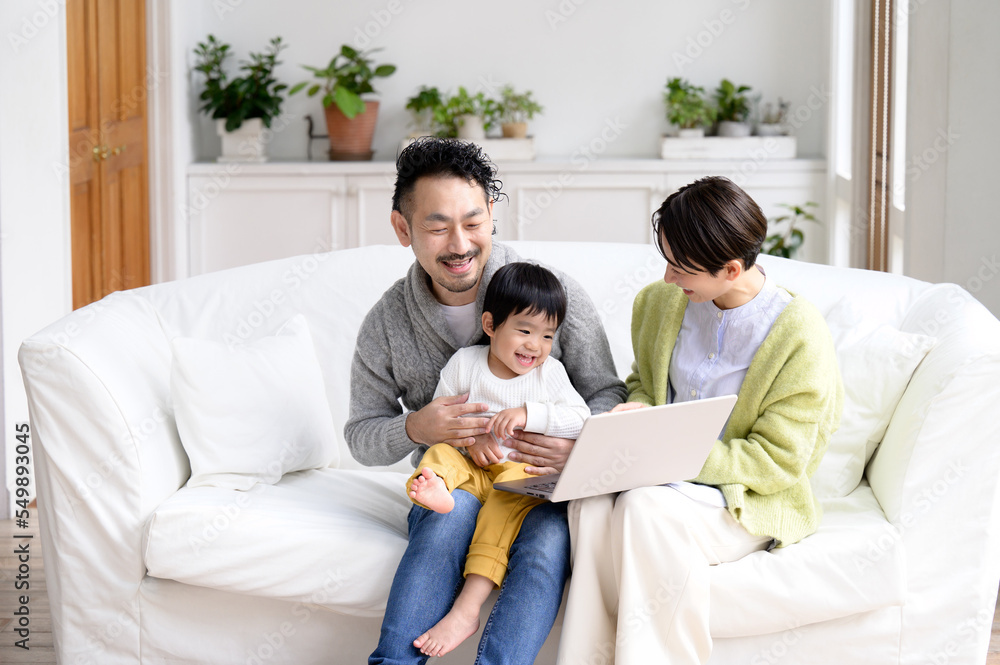 リビングにて家族でくつろいでいるイメージ リビングにて家族でくつろいでいるイメージ