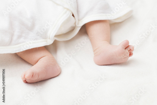 赤ちゃんの小さな足