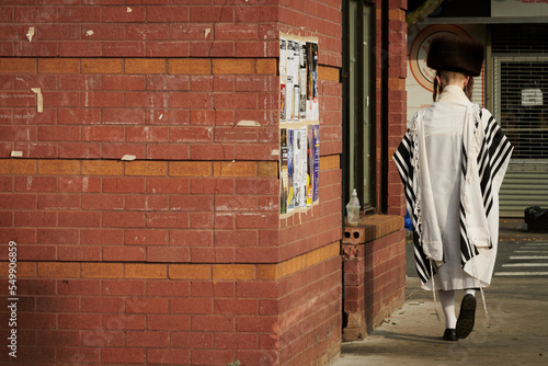 hasidic jewish man walks down the street in brooklyn © Tommy