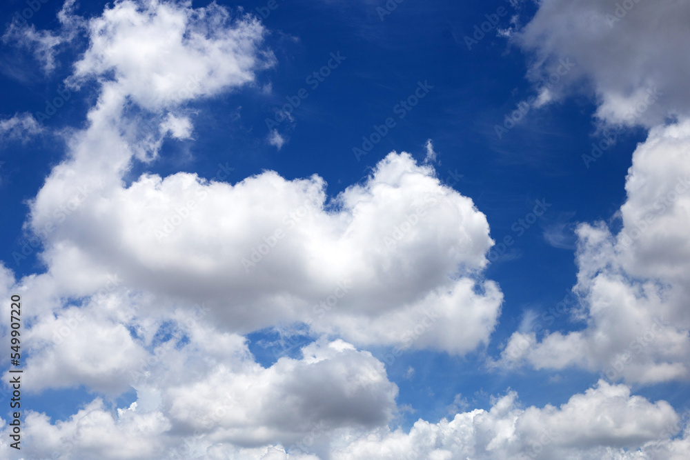 Obraz premium Blue sky with white clouds