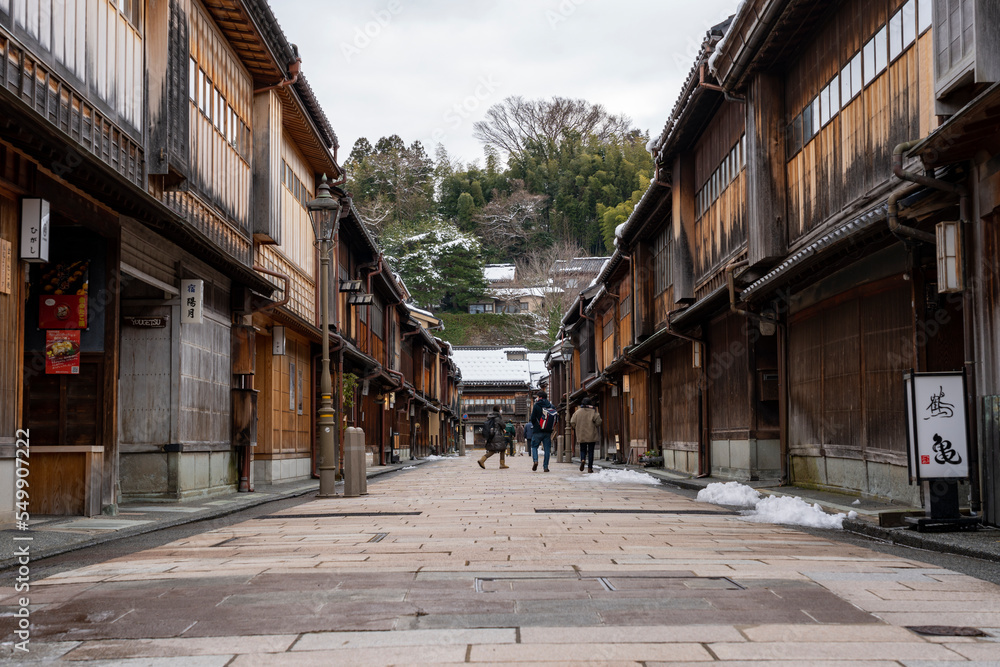 冬の金沢観光で人気のひがし茶屋街