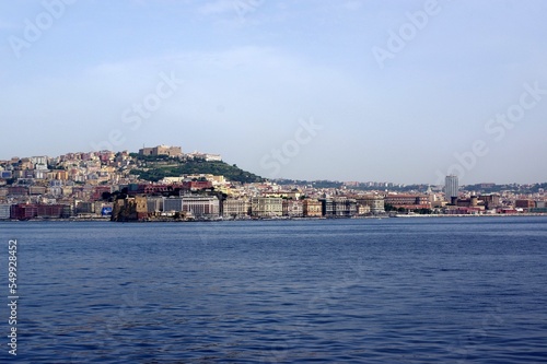 vue depuis le bateau sur la ville de Naples, Italie