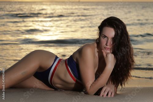 Jolie jeune femme brune en maillot de bain sur une plage tropicale