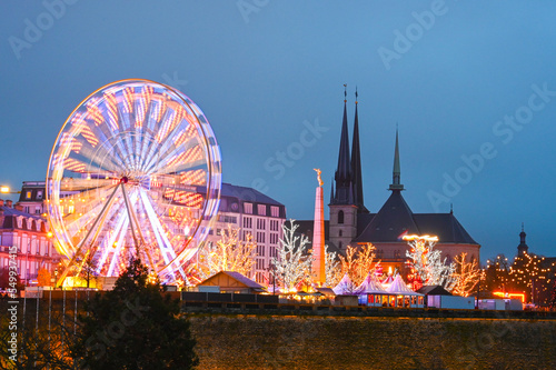 Luxembourg ville marché Noel fete illumination eclairage nuit soir Cathedrale