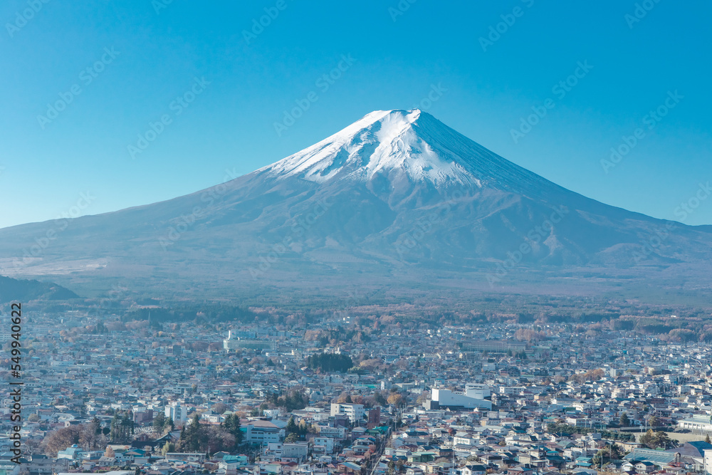 街を見下ろす富士山