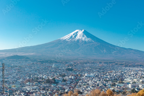 街を見下ろす富士山 © ぶっさん