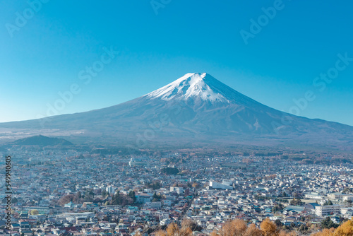 街を見下ろす富士山