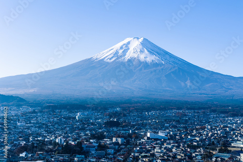 街を見下ろす富士山