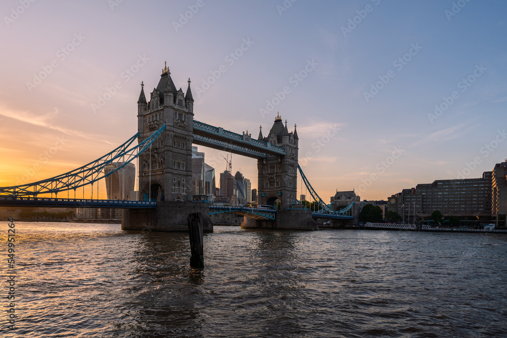 Obraz premium View of the famous Tower Bridge and skyline of London, UK, during beautiful sunset time in summer