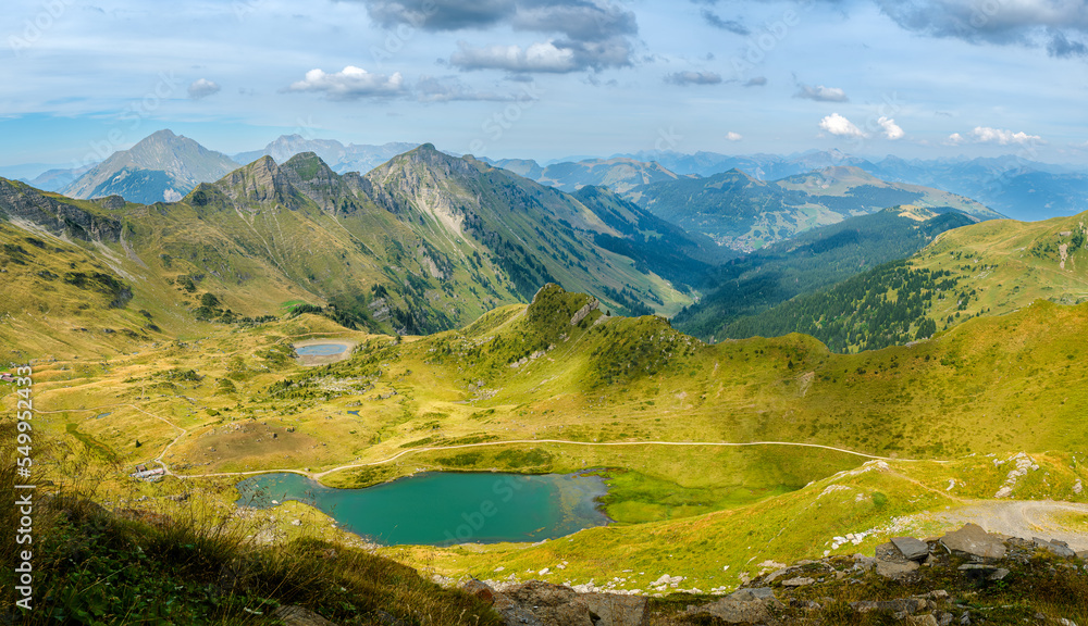 vue sur un lac et des sommets des Alpes Suisse vue sur un lac et des sommets des Alpes Suisse