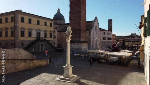 Veduta aerea di Piazza del Duomo nel centro storico di Pietrasanta, in Versilia, Toscana