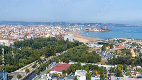 Vista aerea de la playa de San Lorenzo de Gijón © bra