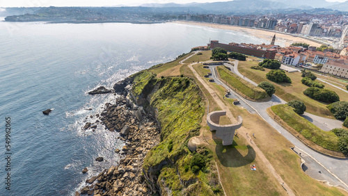 Принти на полотні Vista aerea de Gijon con el cerro Santa Catalina y el monumento de Eduardo Chill