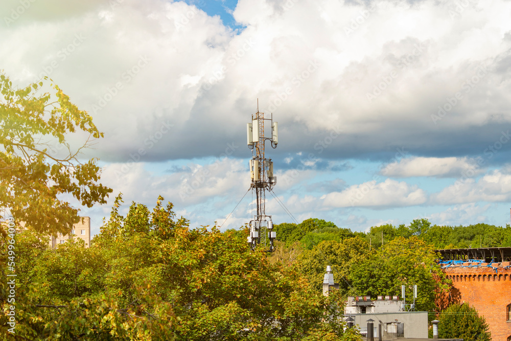 Obraz premium A powerful cell tower with a large number of antennas, transmitters and mobile repeaters.