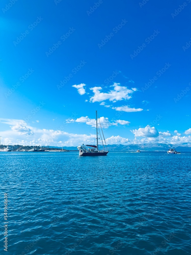 Obraz premium Yachts on the blue sea horizon, seascape