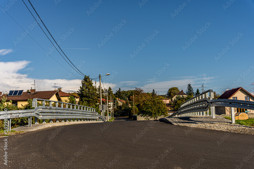 Most drogowy wybudowany nad starym torowiskiem, wieś Bluszczów na Śląsku w Polsce, gmina Gorzyce jesienią.
